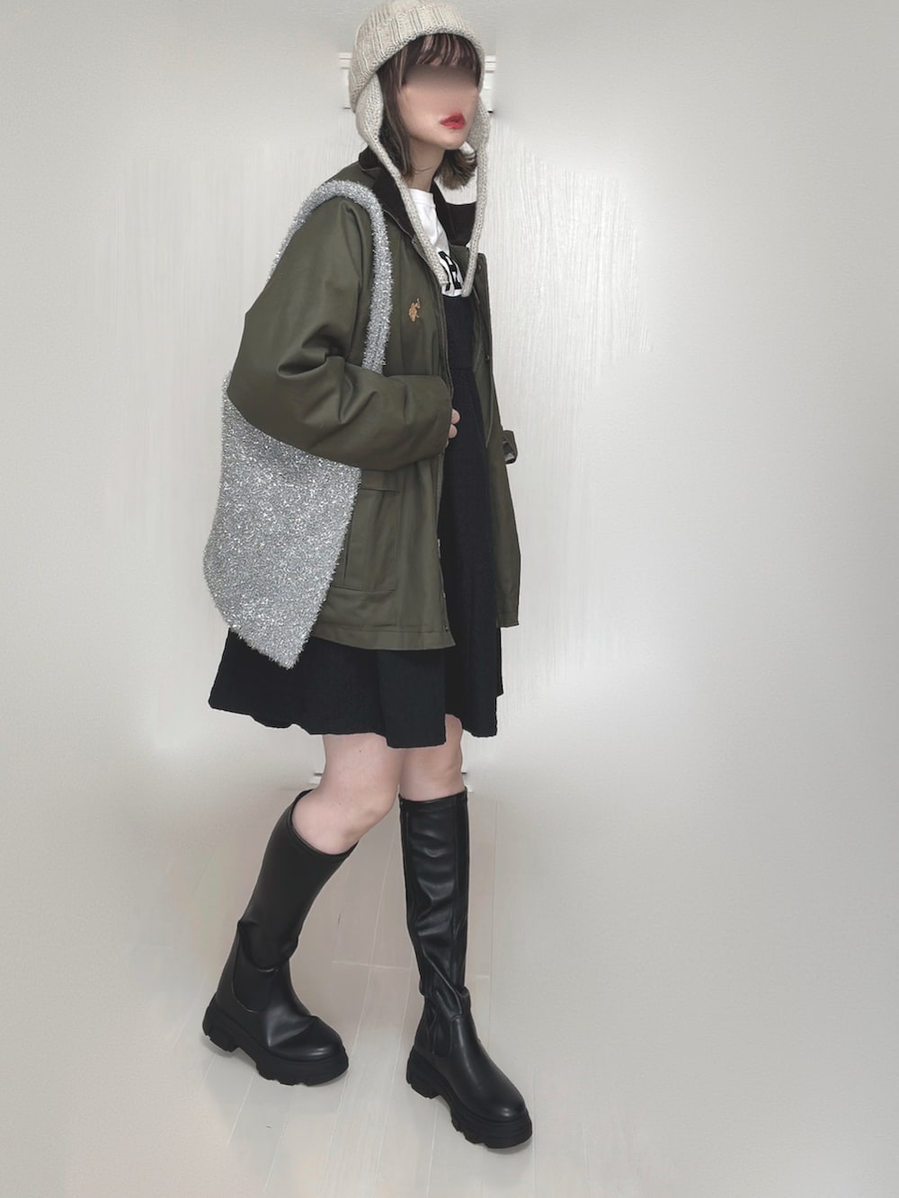 ブラック系のブーツ、グリーン系のカバーオール、ホワイト系のTシャツ/カットソーを着用したレディースの秋コーディネートの2枚目の写真