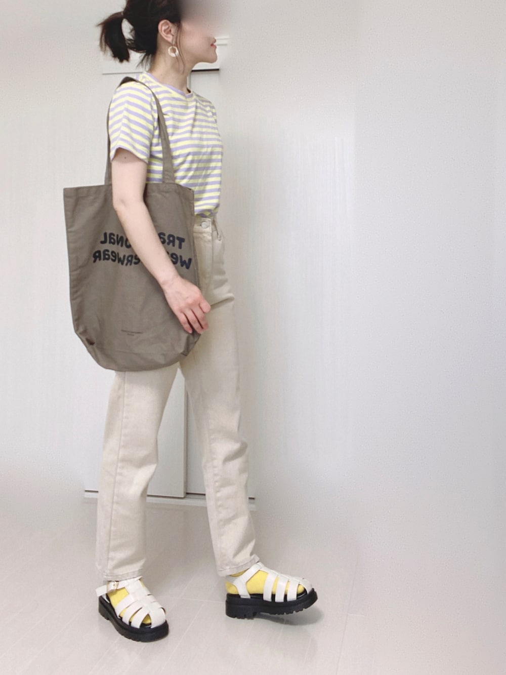 ベージュ系のその他パンツ、ブラウン系のトートバッグを着用したレディースの夏コーディネートの3枚目の写真