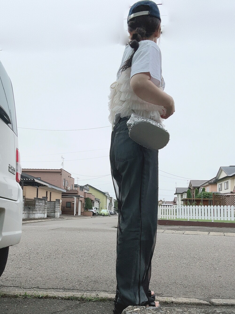 ブラック系のその他パンツ、ホワイト系のTシャツ/カットソー、シルバー系のショルダーバッグを着用したレディースの夏コーディネートの4枚目の写真