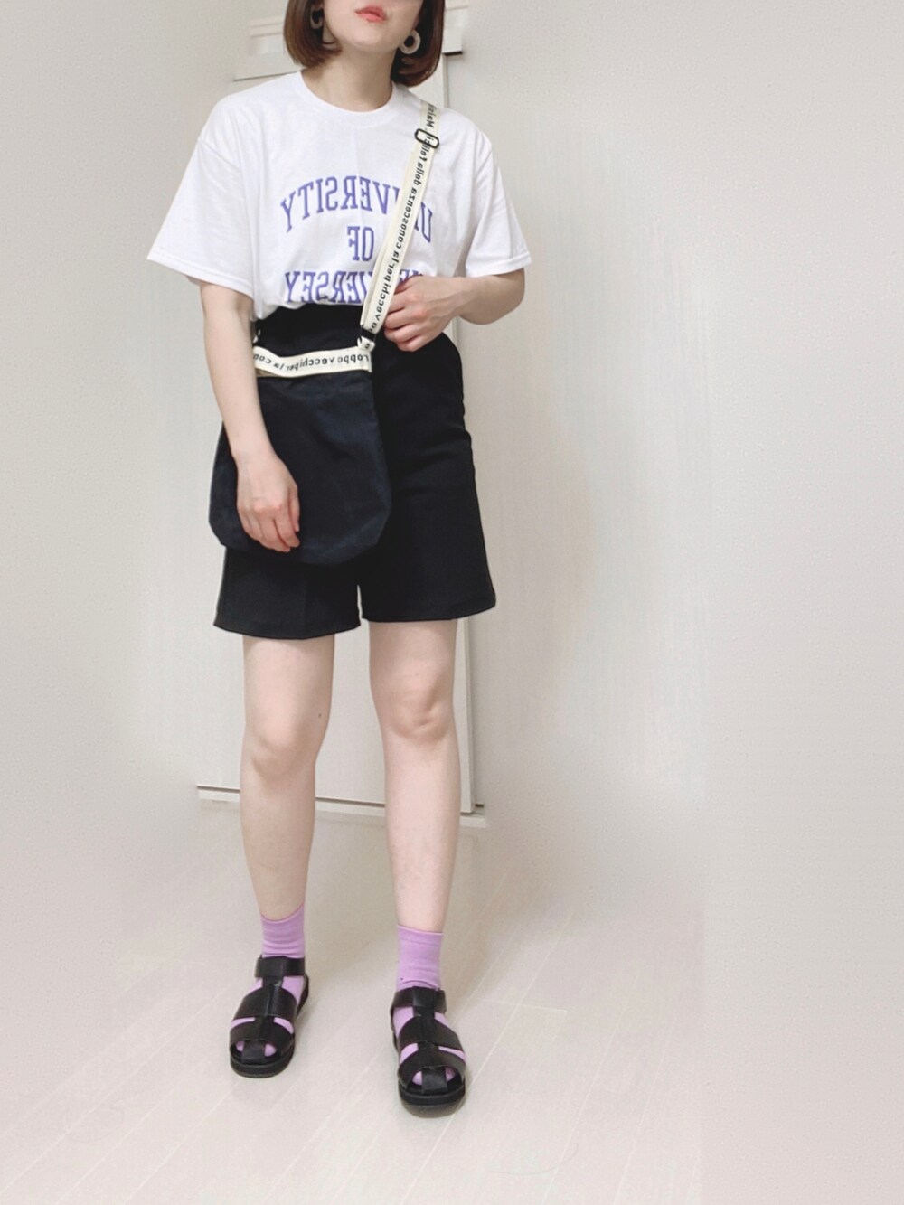 ブラック系のその他パンツ、ホワイト系のTシャツ/カットソー、ブラック系のショルダーバッグを着用したレディースの夏コーディネートの2枚目の写真