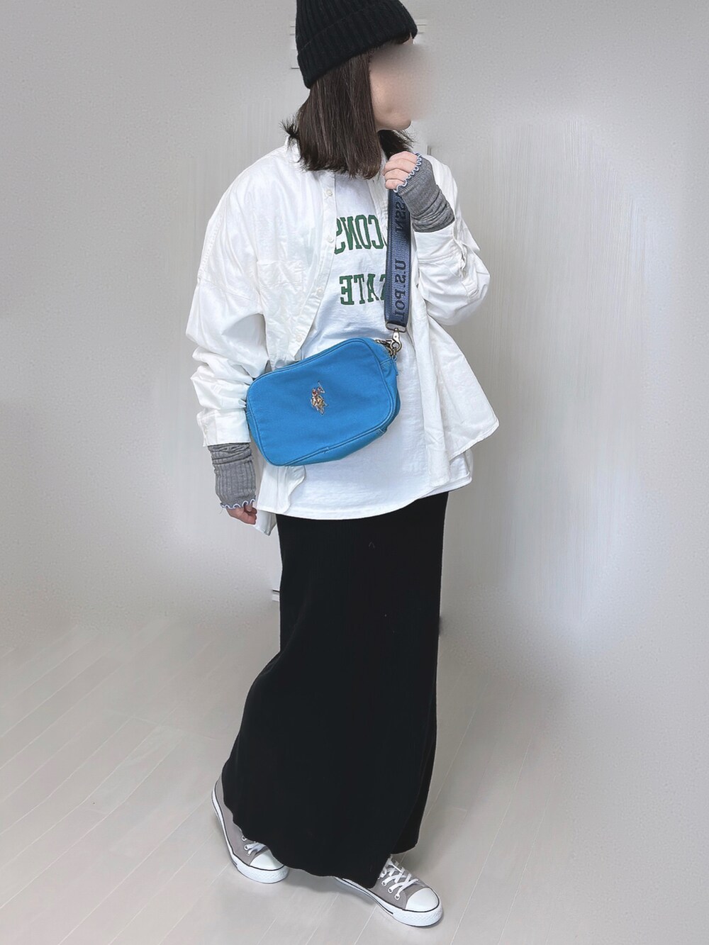 ブルー系のショルダーバッグ、ホワイト系のシャツ/ブラウス、ホワイト系のTシャツ/カットソーを着用したレディースの冬コーディネートの5枚目の写真