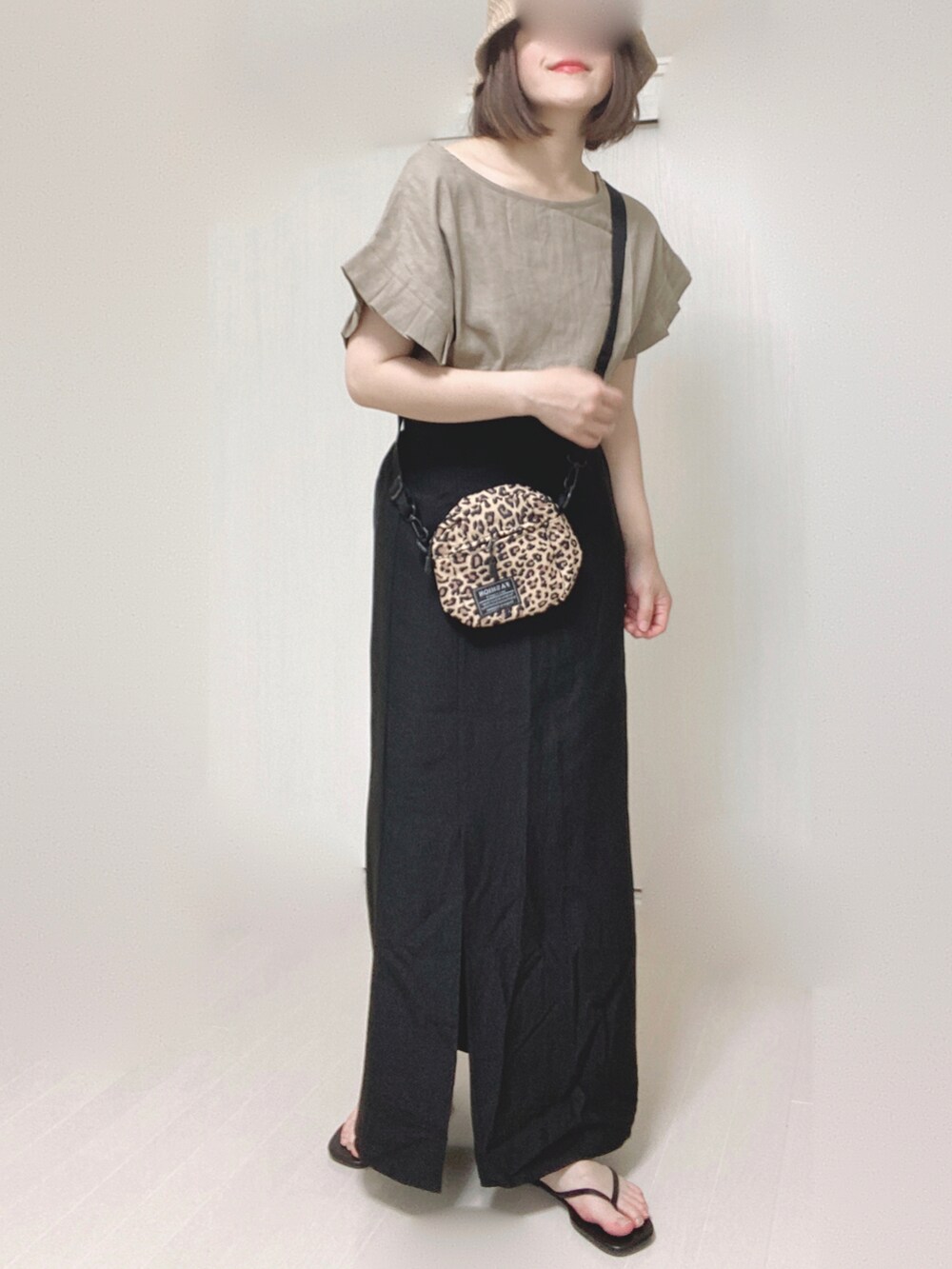 ブラウン系のシャツ/ブラウス、ブラック系のスカート、ブラック系のサンダルを着用したレディースの夏コーディネートの4枚目の写真