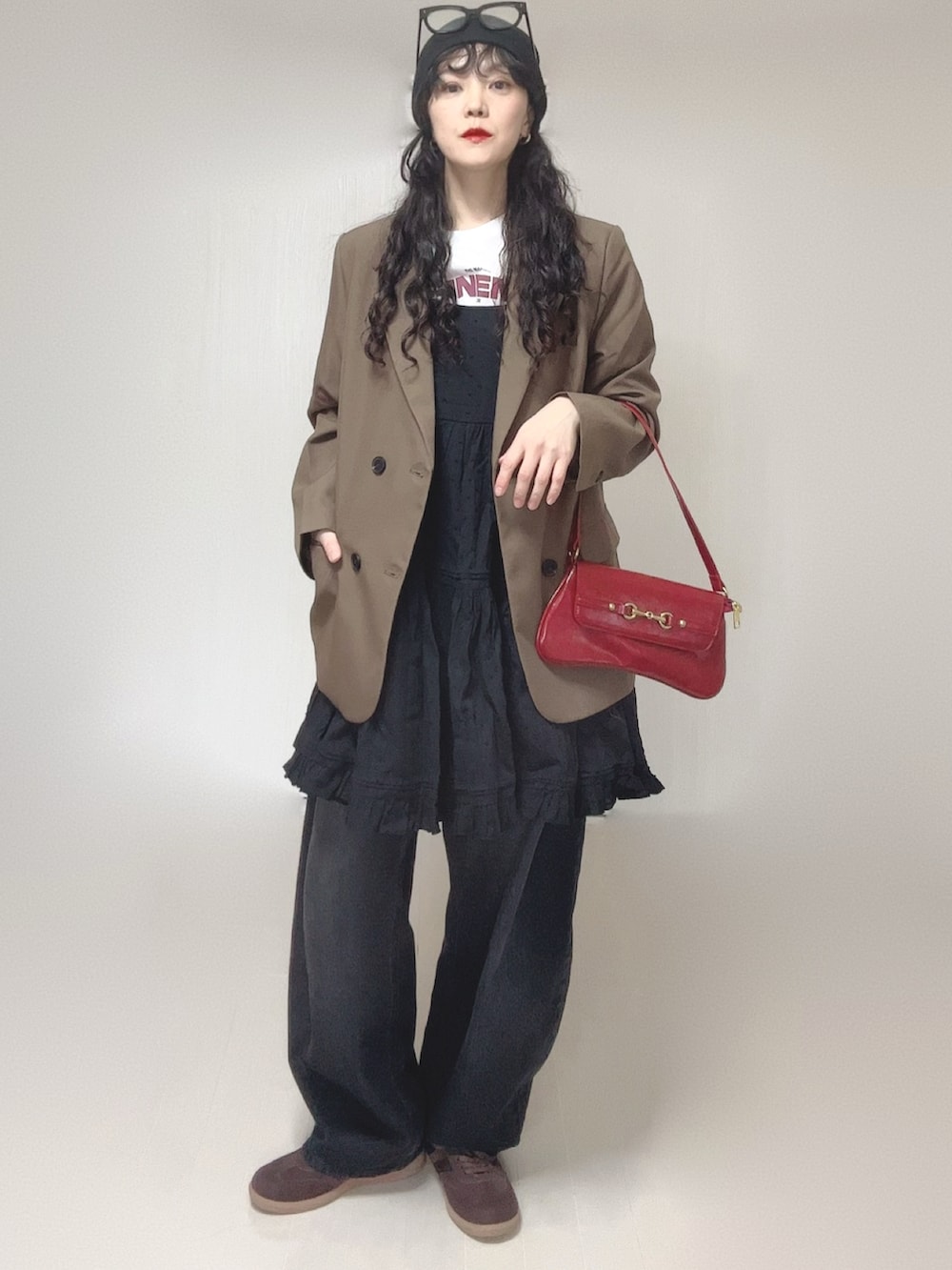 ブラック系のチュニック、ホワイト系のTシャツ/カットソー、ブラウン系のテーラードジャケットを着用したレディースの春コーディネートの5枚目の写真