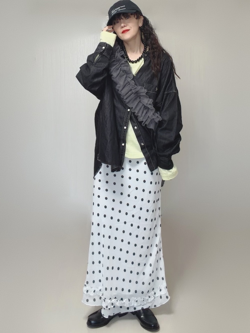 ブラック系のシャツ/ブラウス、イエロー系のTシャツ/カットソー、グレー系のショルダーバッグを着用したレディースの春コーディネートの5枚目の写真