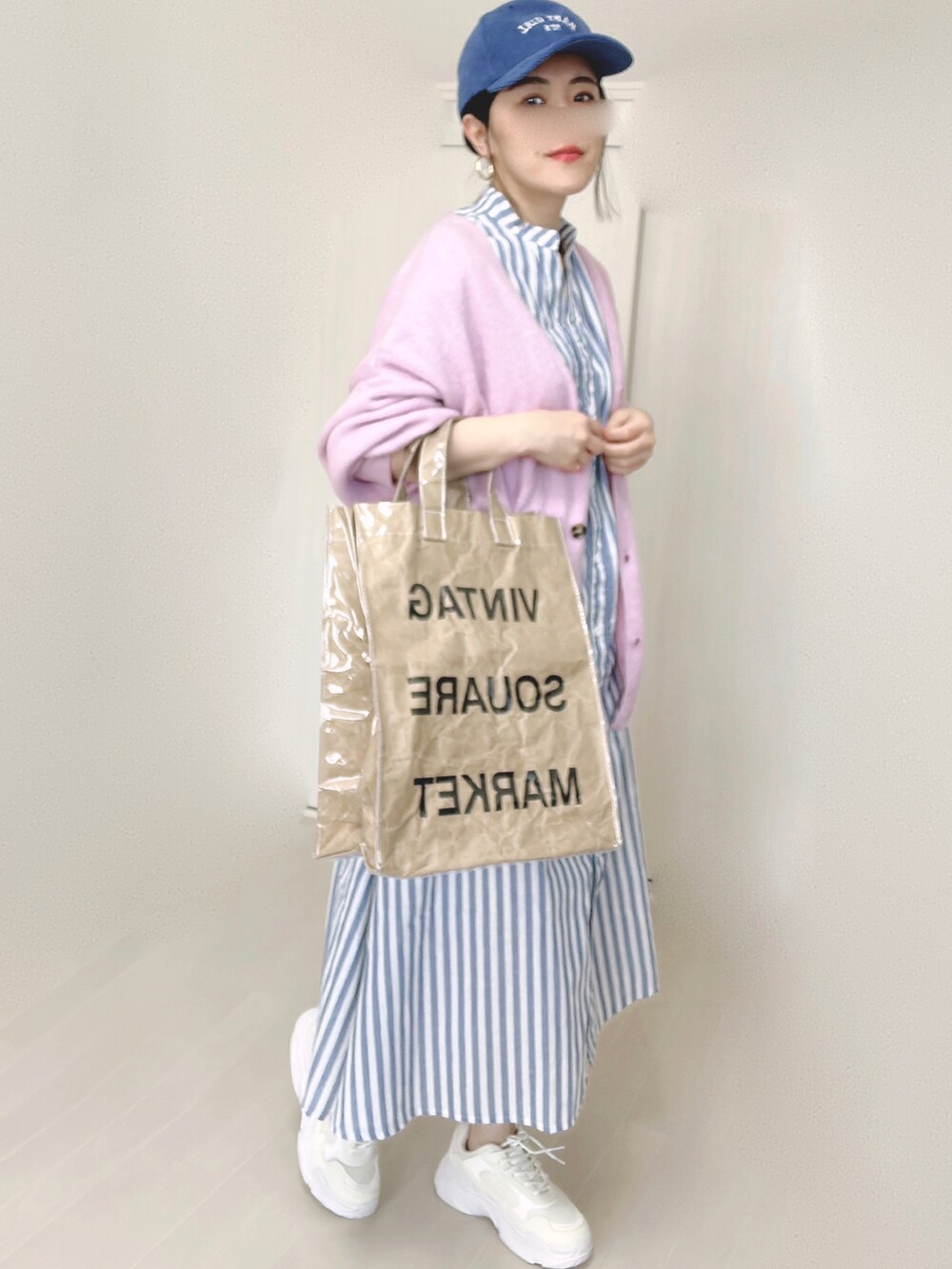 ブルー系のシャツワンピース、パープル系のカーディガン/ボレロ、グリーン系のトートバッグを着用したレディースの春コーディネートの3枚目の写真