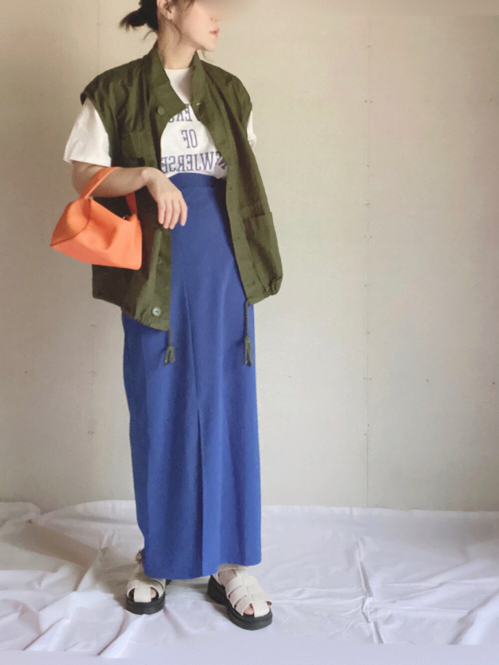 ホワイト系のTシャツ/カットソー、グリーン系のその他アウター、オレンジ系のショルダーバッグを着用したレディースの夏コーディネートの5枚目の写真