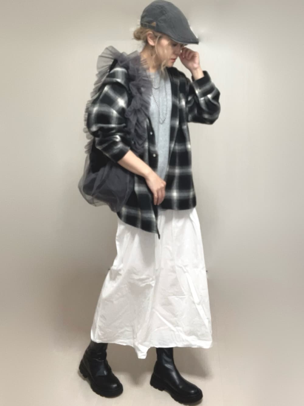ブラック系のシャツ/ブラウス、ブラック系のブーツ、グレー系のショルダーバッグを着用したレディースの夏コーディネートの5枚目の写真