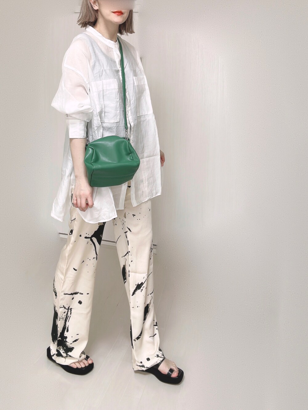 ホワイト系のシャツ/ブラウス、ブラック系のタンクトップ、グリーン系のハンドバッグを着用したレディースの春コーディネートの5枚目の写真