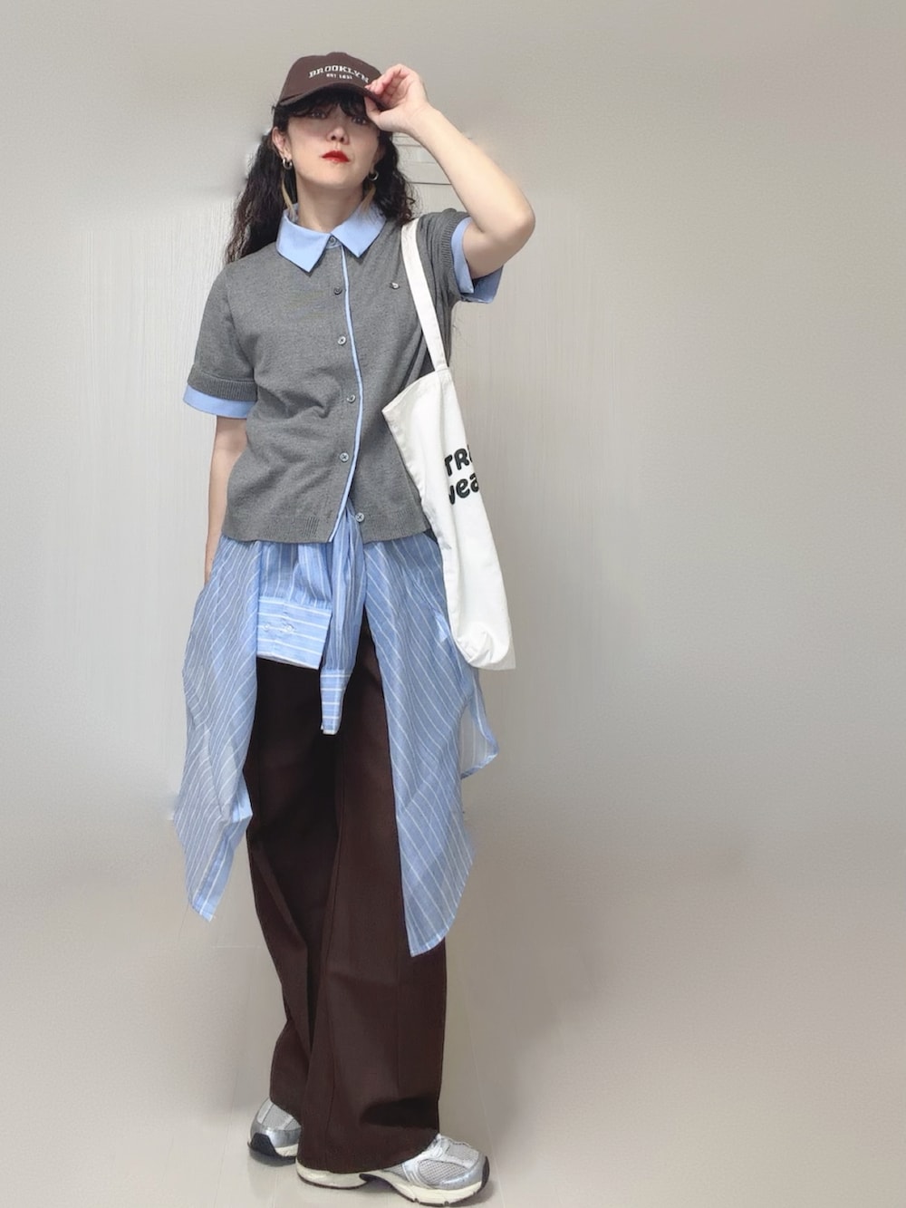 ブルー系のシャツ/ブラウス、ブラウン系のその他パンツ、グレー系のカーディガン/ボレロを着用したレディースの夏コーディネートの2枚目の写真