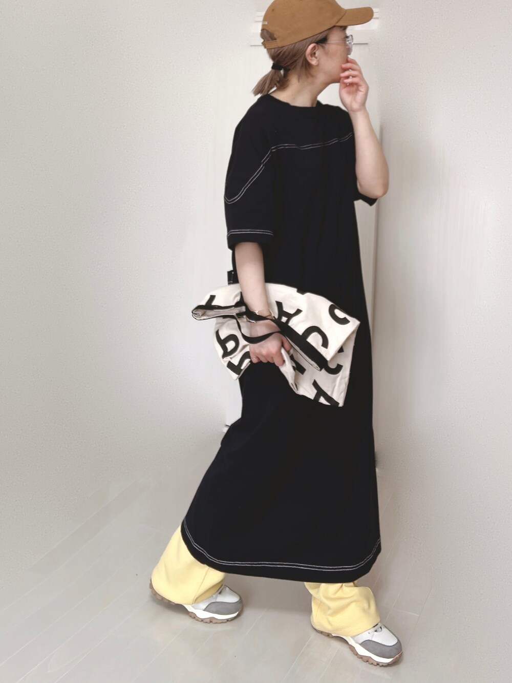 イエロー系のその他パンツ、ブルー系のワンピース、ホワイト系のトートバッグを着用したレディースの春コーディネートの5枚目の写真