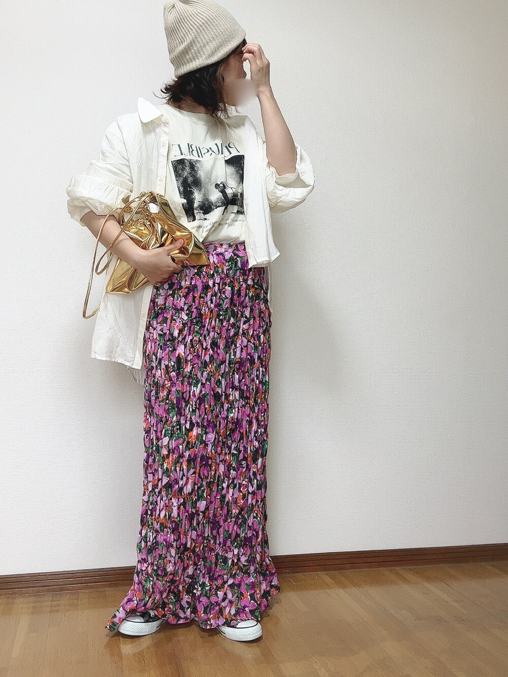 ホワイト系のシャツ/ブラウス、ホワイト系のTシャツ/カットソー、パープル系のスカートを着用したレディースの夏コーディネートの4枚目の写真