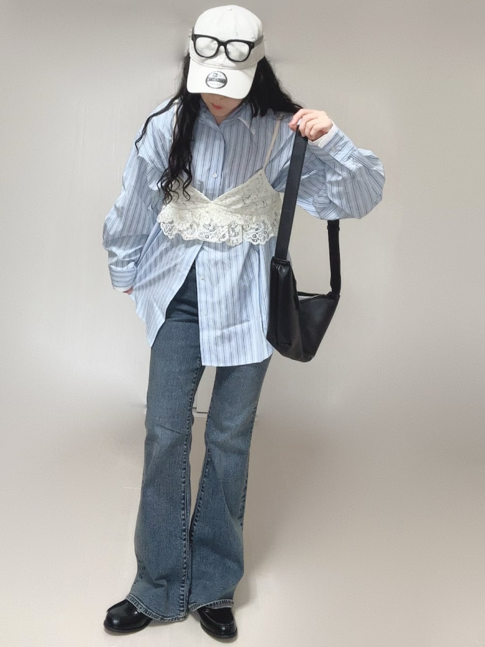 ブルー系のシャツ/ブラウス、ホワイト系のキャミソール、ブラック系のローファーを着用したレディースの春コーディネートの4枚目の写真