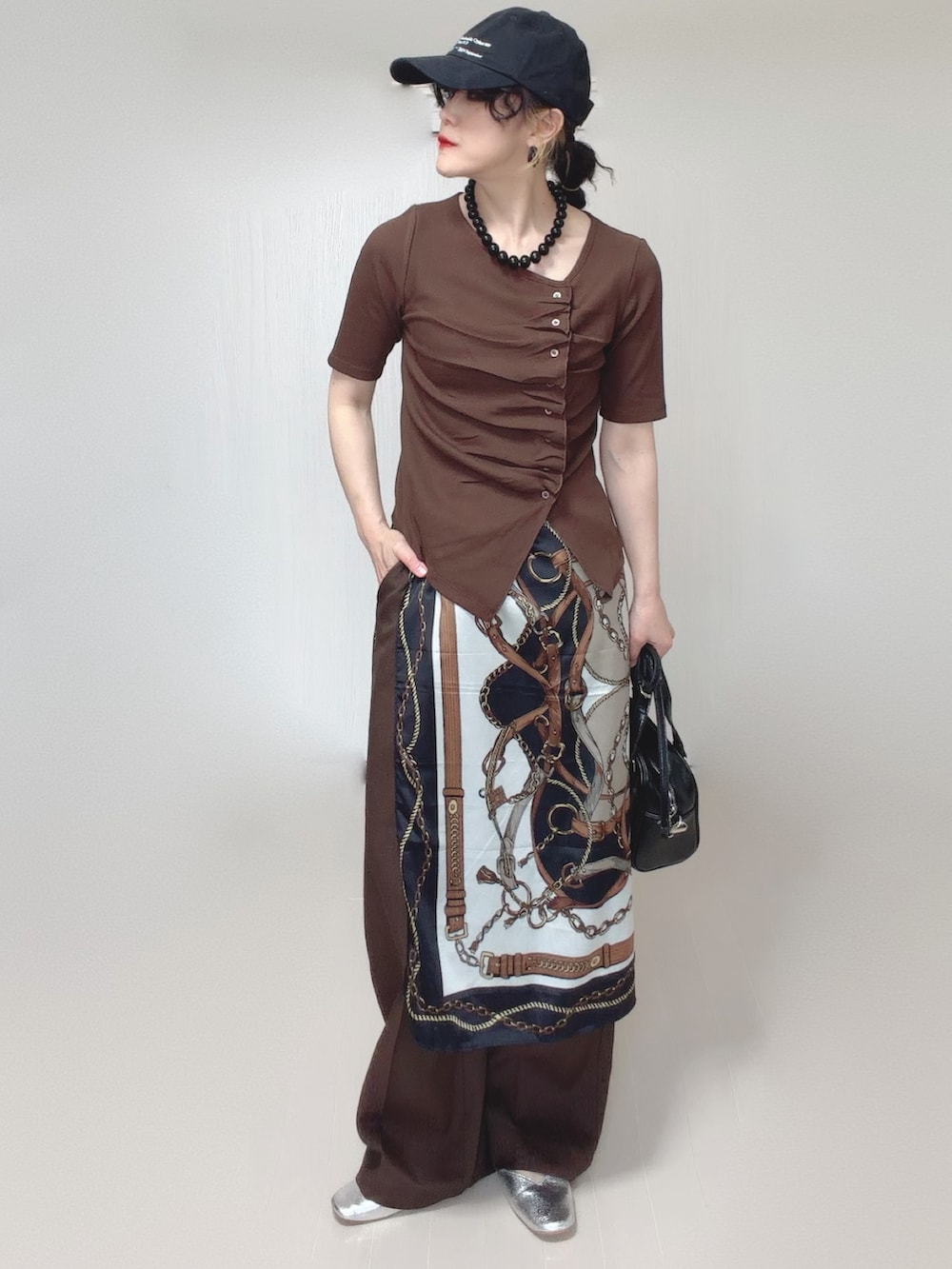 ブラウン系のTシャツ/カットソー、ブラウン系のその他パンツ、ブラック系のボストンバッグを着用したレディースの夏コーディネートの5枚目の写真