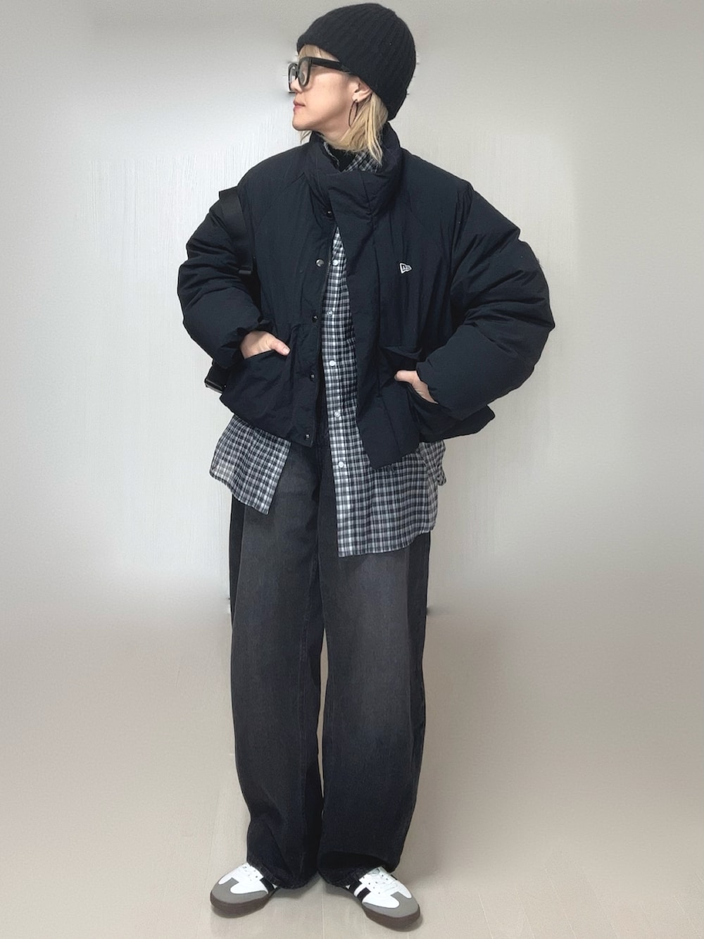 ブラック系のシャツ/ブラウス、ブラック系のニット/セーター、ブラック系のデニムパンツを着用したレディースの冬コーディネートの5枚目の写真