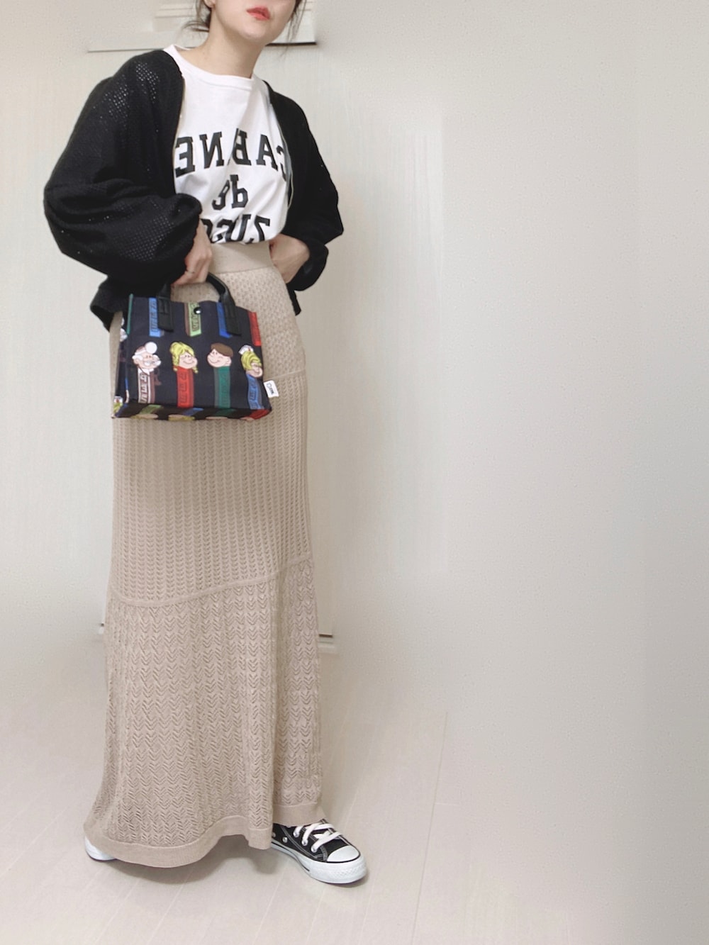 ホワイト系のTシャツ/カットソー、ブラック系のその他アウター、ブラック系のトートバッグを着用したレディースの春コーディネートの3枚目の写真