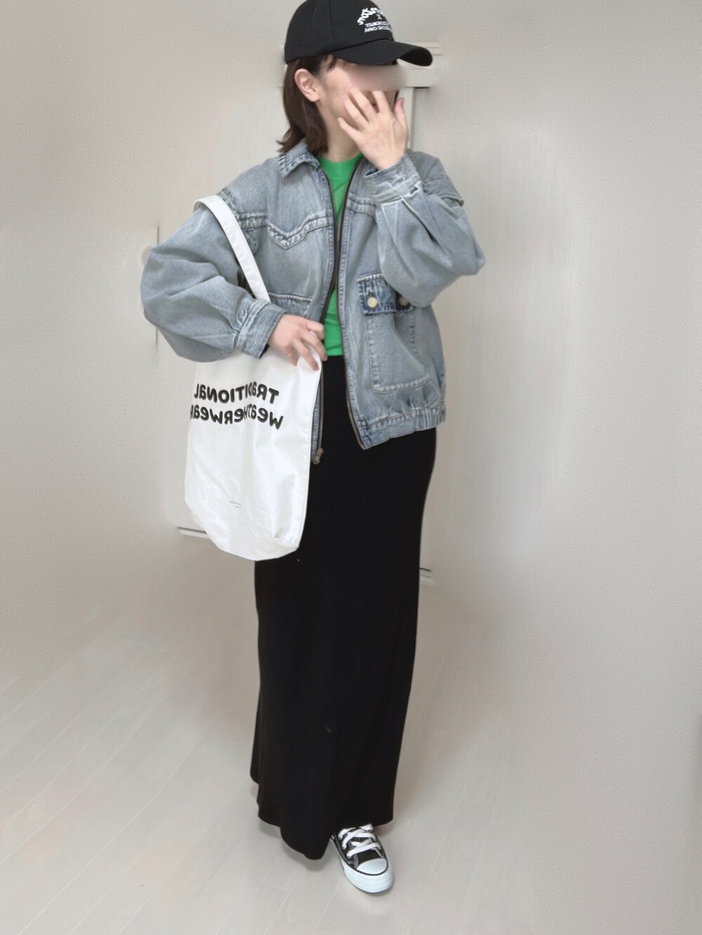 ブルー系のブルゾン、グリーン系のニット/セーター、ホワイト系のトートバッグを着用したレディースの春コーディネートの5枚目の写真