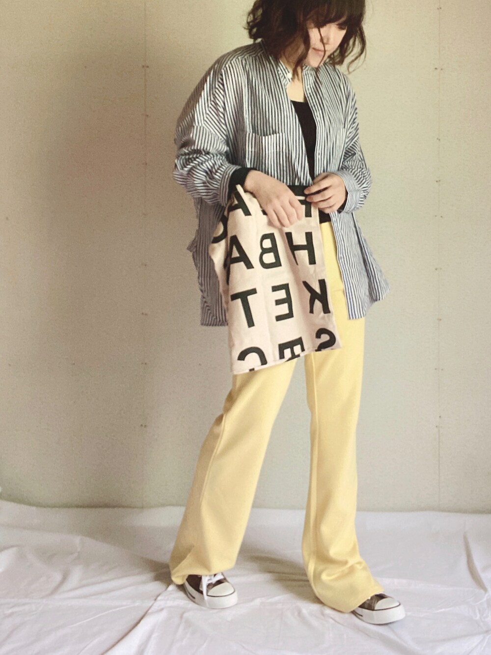 ブルー系のシャツ/ブラウス、イエロー系のその他パンツ、ホワイト系のトートバッグを着用したレディースの夏コーディネートの4枚目の写真