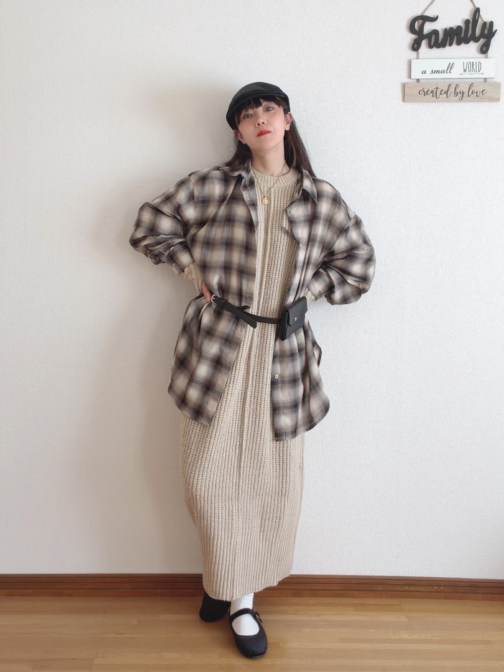 ベージュ系のシャツ/ブラウス、ホワイト系のワンピース、ブラック系のバレエシューズを着用したレディースの秋コーディネートの2枚目の写真