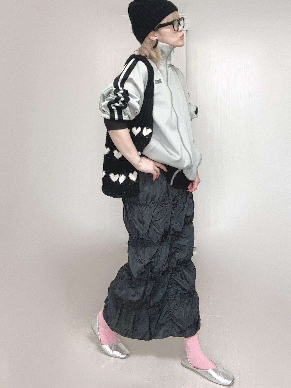 ベージュ系のジャージ、グレー系のスカート、シルバー系のパンプスを着用したレディースの春コーディネートの2枚目の写真