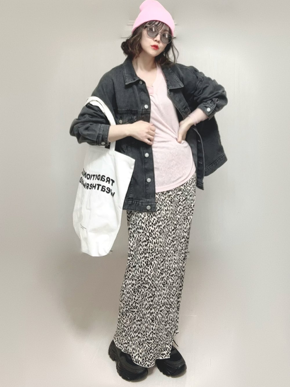 ピンク系のTシャツ/カットソー、ブラック系のデニムジャケット、ホワイト系のトートバッグを着用したレディースの春コーディネートの4枚目の写真