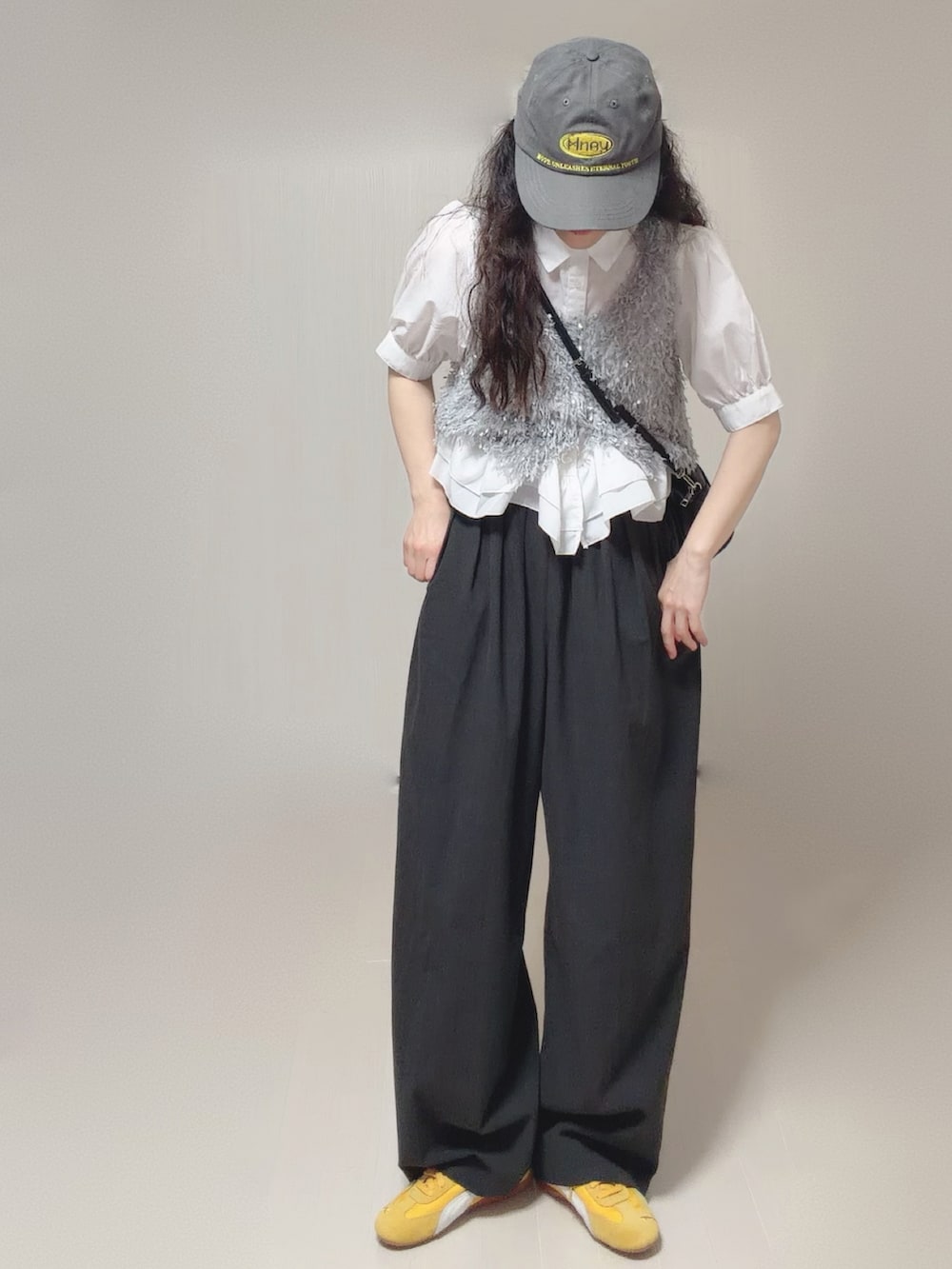 ホワイト系のシャツ/ブラウス、グレー系のベスト、グレー系のスラックスを着用したレディースの夏コーディネートの5枚目の写真
