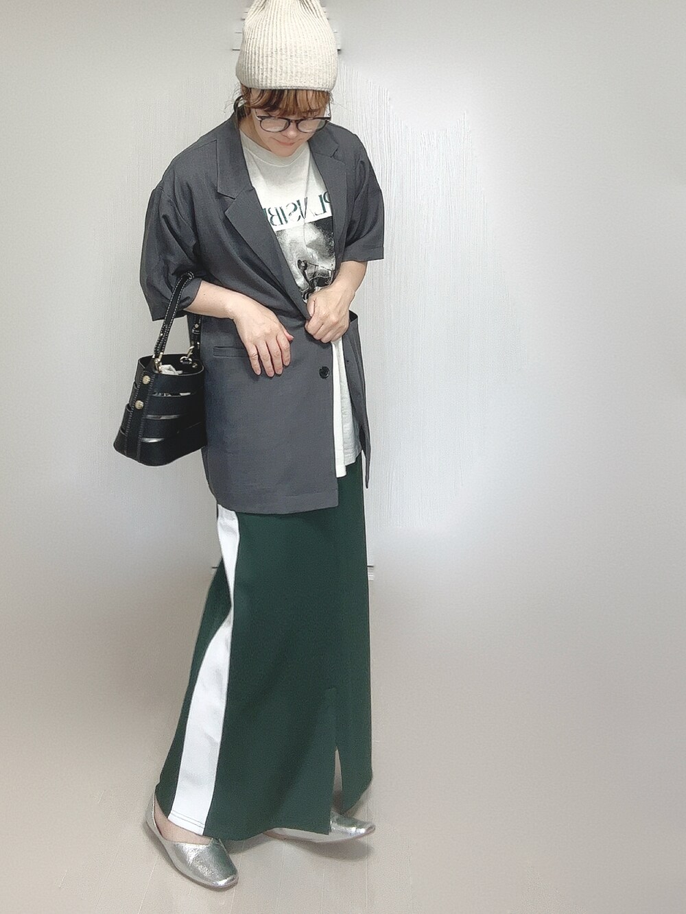 グレー系のテーラードジャケット、ホワイト系のTシャツ/カットソー、ブラック系のショルダーバッグを着用したレディースの夏コーディネートの5枚目の写真