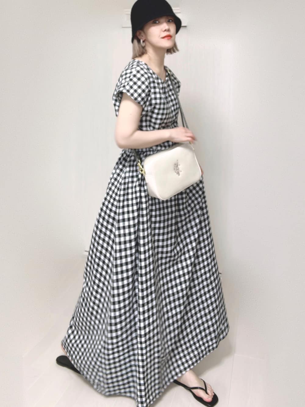 「このスタイルがお気に入り、ギンガムチェック、ギャザーワンピース、URBAN RESEARCH、Sonny　Label、ショルダーバッグ、ストラップサンダル、モノトーン、オトナ女子、低身長、サンダルコーデ」｜「URBAN RESEARCH Sonny Labelの『UR TECH 高機能リネン』『Sサイズ/低身長向けも展開』リネン混ギャザーワンピース（ワンピース、その他）」を使った、Ⓜ︎さん（レディース・152cm）の夏コーディネートの2枚目の写真