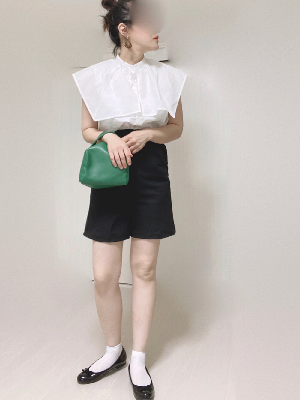 ブラック系のその他パンツ、ホワイト系のシャツ/ブラウス、グリーン系のハンドバッグを着用したレディースの夏コーディネートの4枚目の写真