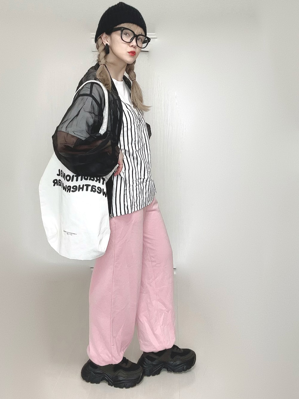 ホワイト系のTシャツ/カットソー、ホワイト系のトートバッグ、ピンク系のスウェットパンツを着用したレディースの春コーディネートの4枚目の写真