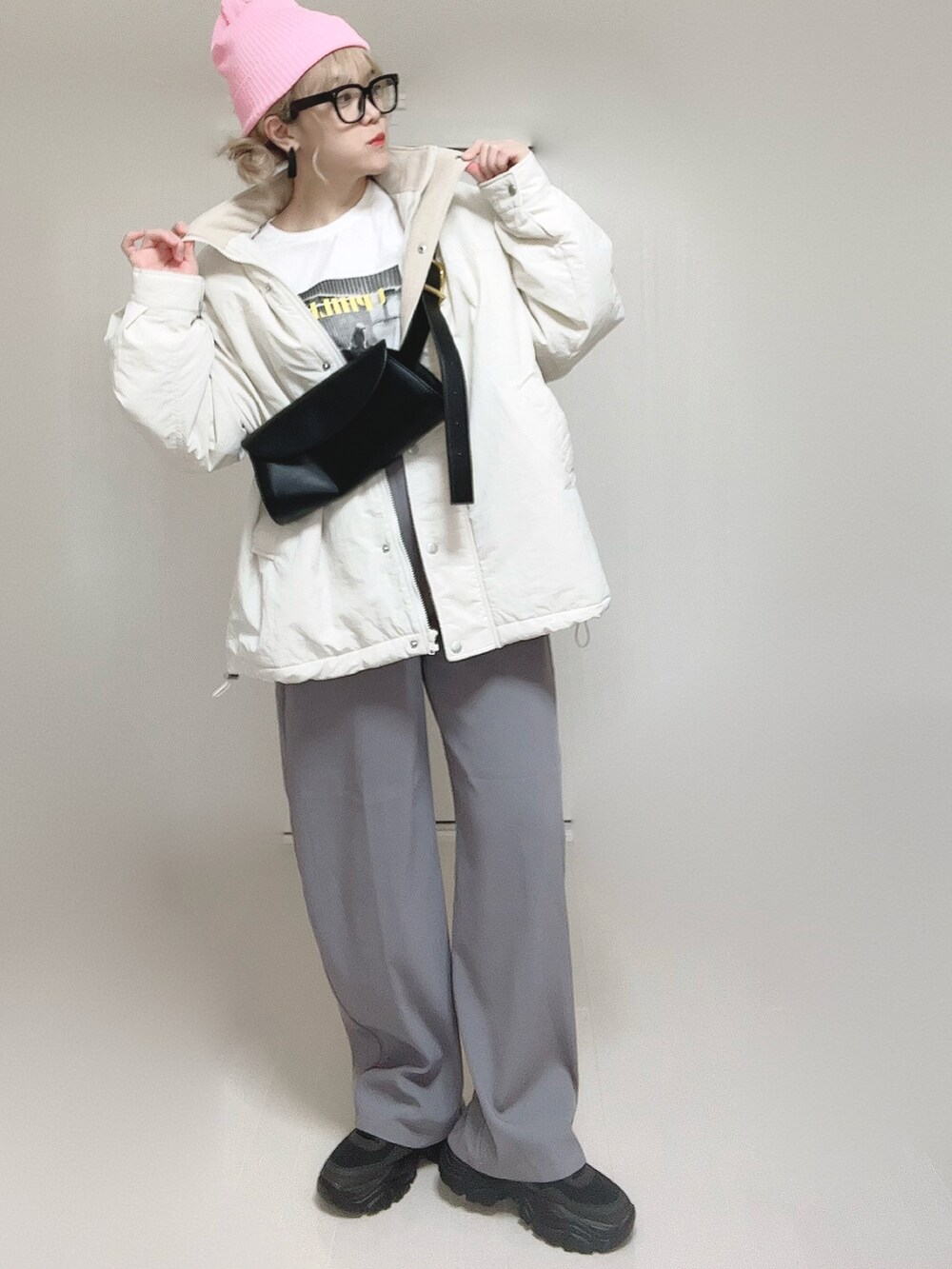 ホワイト系のブルゾン、ホワイト系のTシャツ/カットソー、グレー系のその他パンツを着用したレディースの秋コーディネートの5枚目の写真
