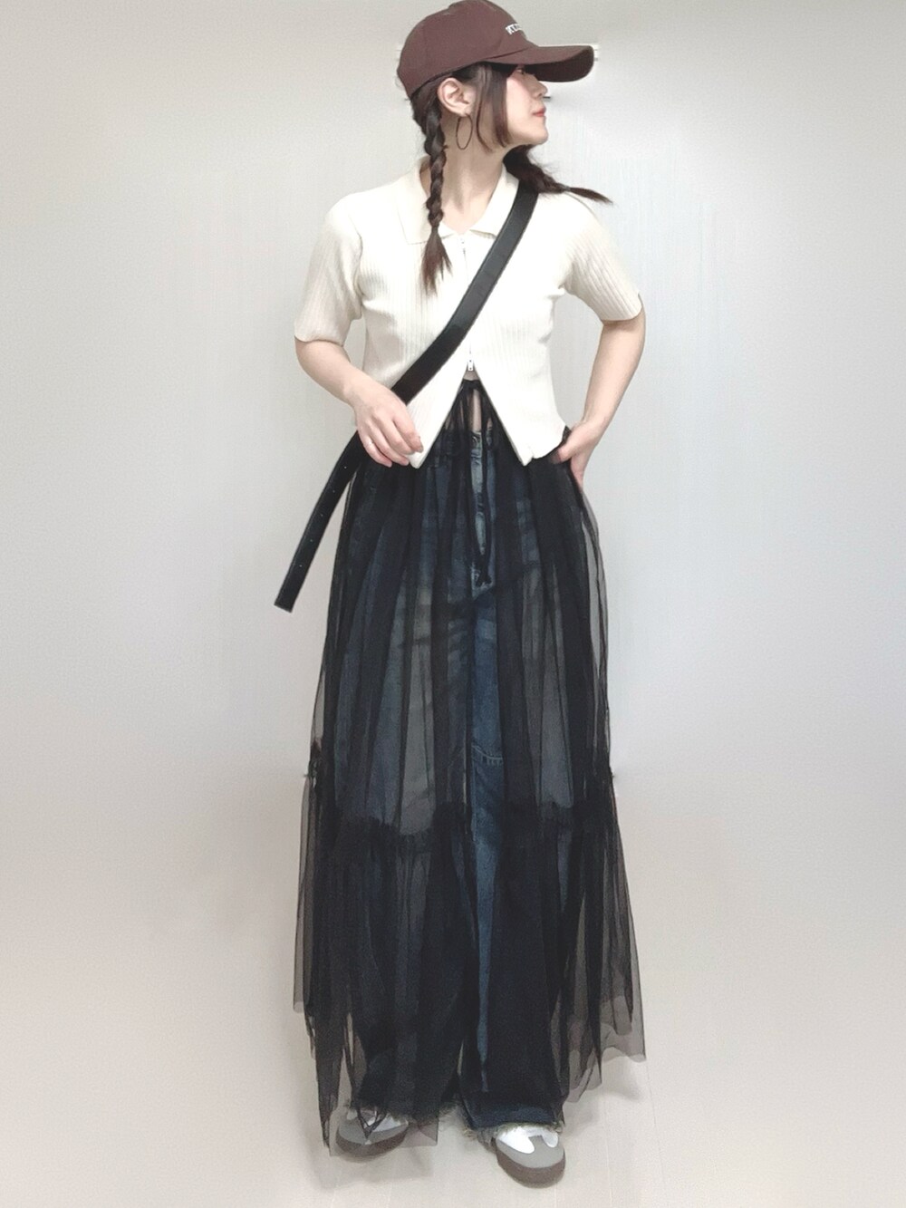 ホワイト系のニット/セーター、ブルー系のデニムパンツを着用したレディースの春コーディネートの2枚目の写真