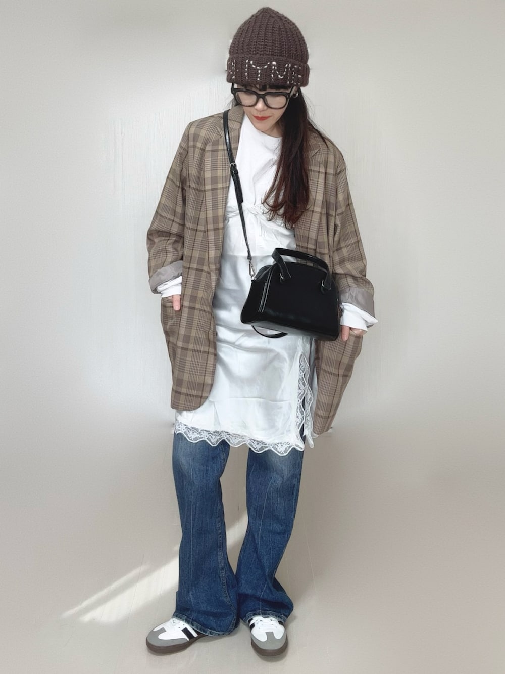 ホワイト系のTシャツ/カットソー、ホワイト系のワンピース、ブラック系のボストンバッグを着用したレディースの春コーディネートの3枚目の写真