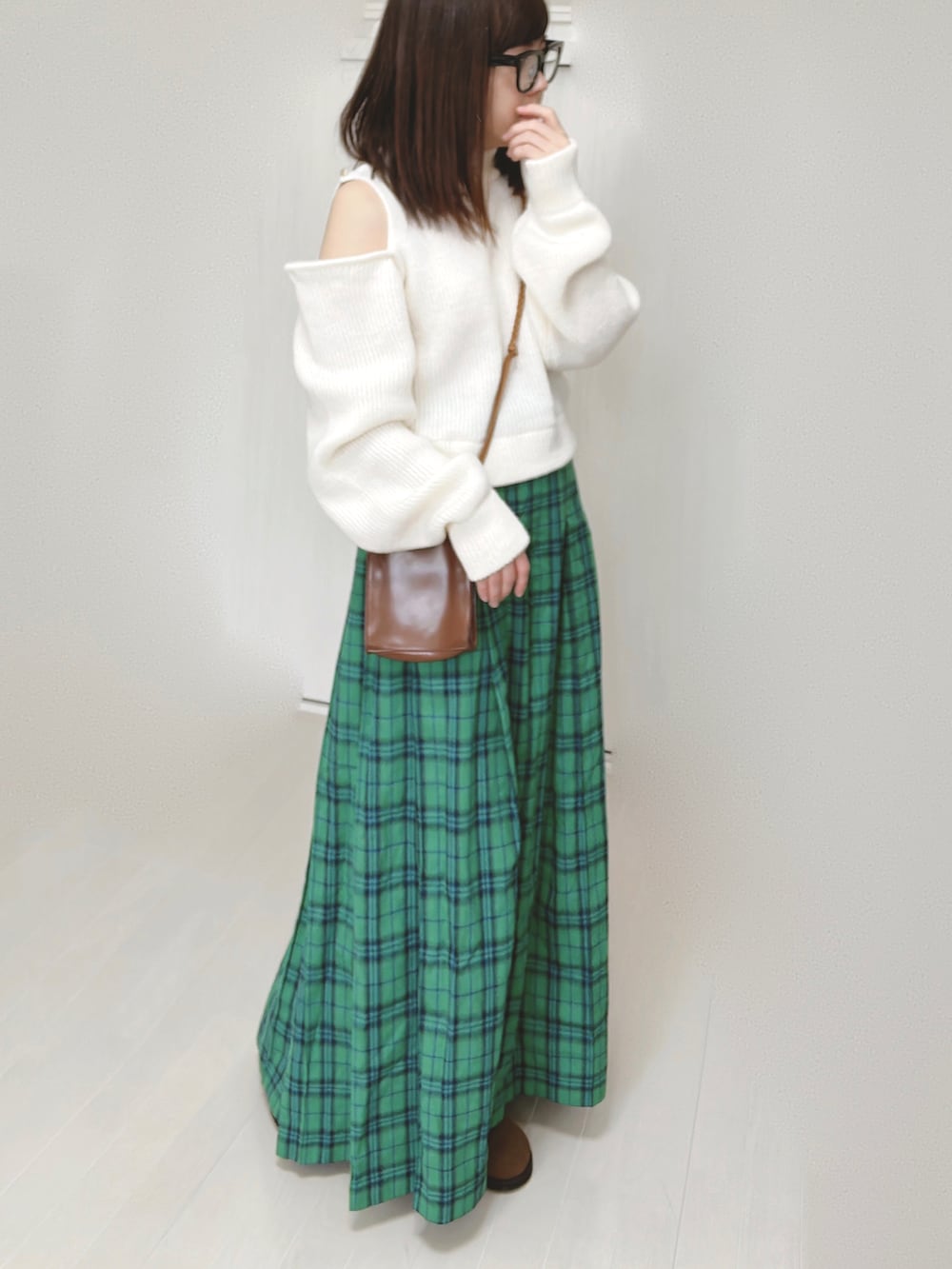 グリーン系のスカート、ブラウン系のショルダーバッグ、ブラウン系のスリッポンを着用したレディースの春コーディネートの4枚目の写真