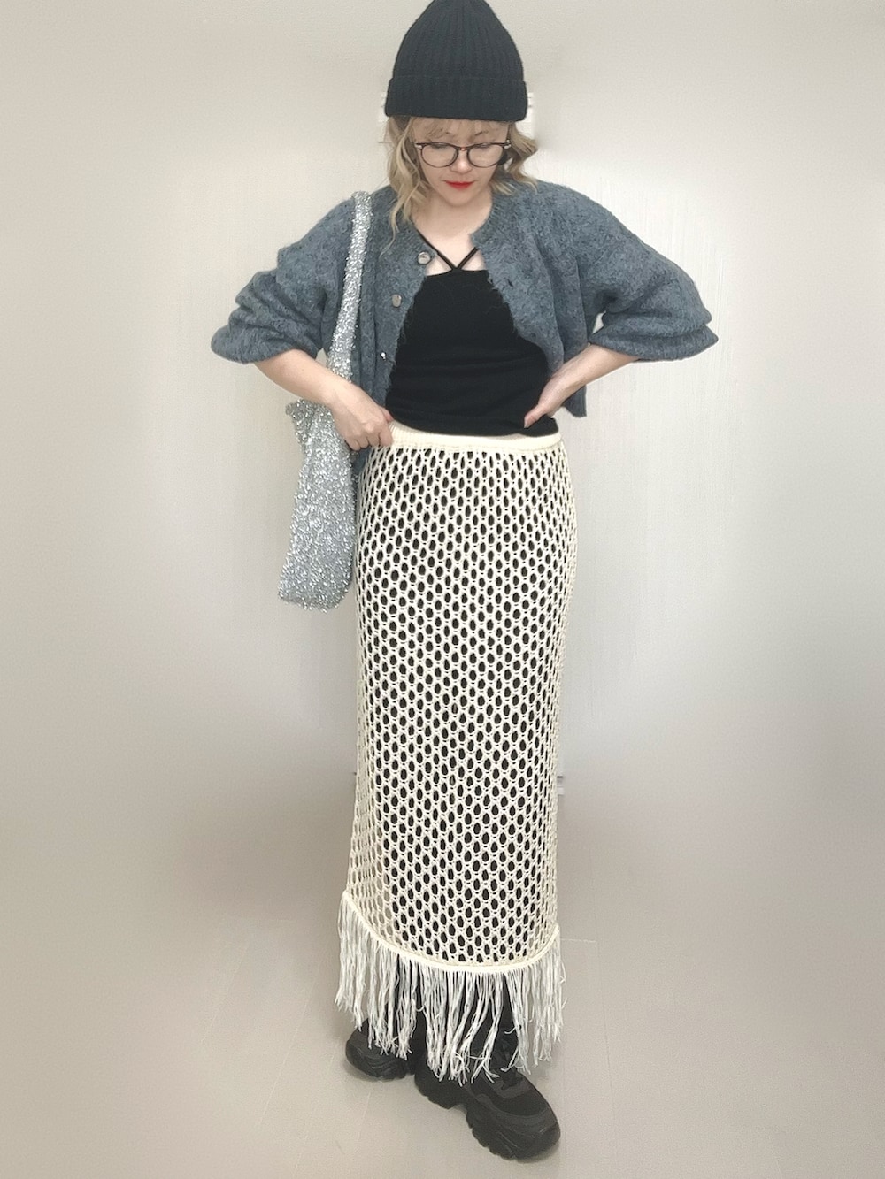 ブルー系のカーディガン/ボレロ、ブラック系のキャミソール、ホワイト系のスカートを着用したレディースの秋コーディネートの5枚目の写真