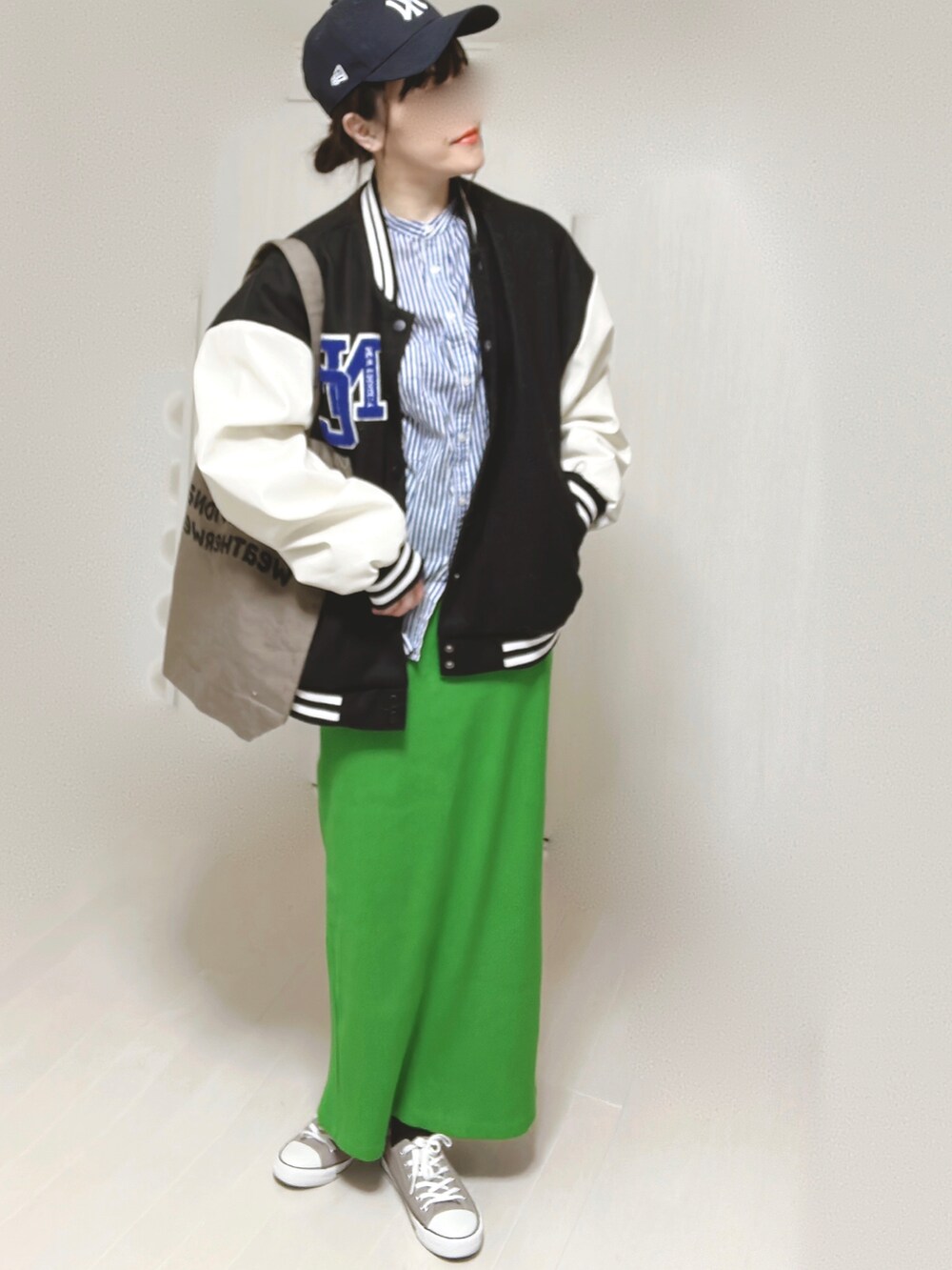 ブルー系のシャツ/ブラウス、ブラック系のスタジャン、ブラウン系のトートバッグを着用したレディースの春コーディネートの5枚目の写真