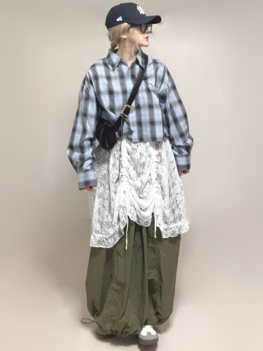 「tiptop、tiptop_pocket、tipコーデ、レース、キャミワンピ、レイヤードスタイル、チェックシャツ、キャップ、やっぱり帽子が好き、コクーンスカート、ドロスト、ショルダーバッグ、低身長、adidas」｜「tiptopのレースドロストミニキャミワンピース（ワンピース、ホワイト系）」を使った、Ⓜ︎さん（骨格ウェーブ・レディース・152cm）の春コーディネートの3枚目の写真