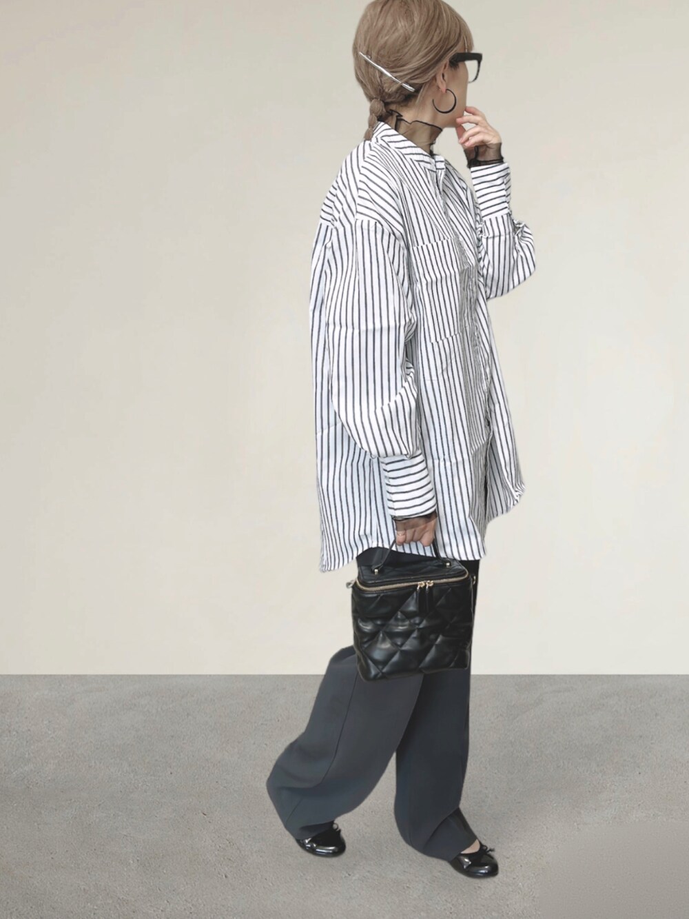 ホワイト系のシャツ/ブラウス、ブラック系のTシャツ/カットソー、ブラック系のショルダーバッグを着用したレディースの秋コーディネートの2枚目の写真