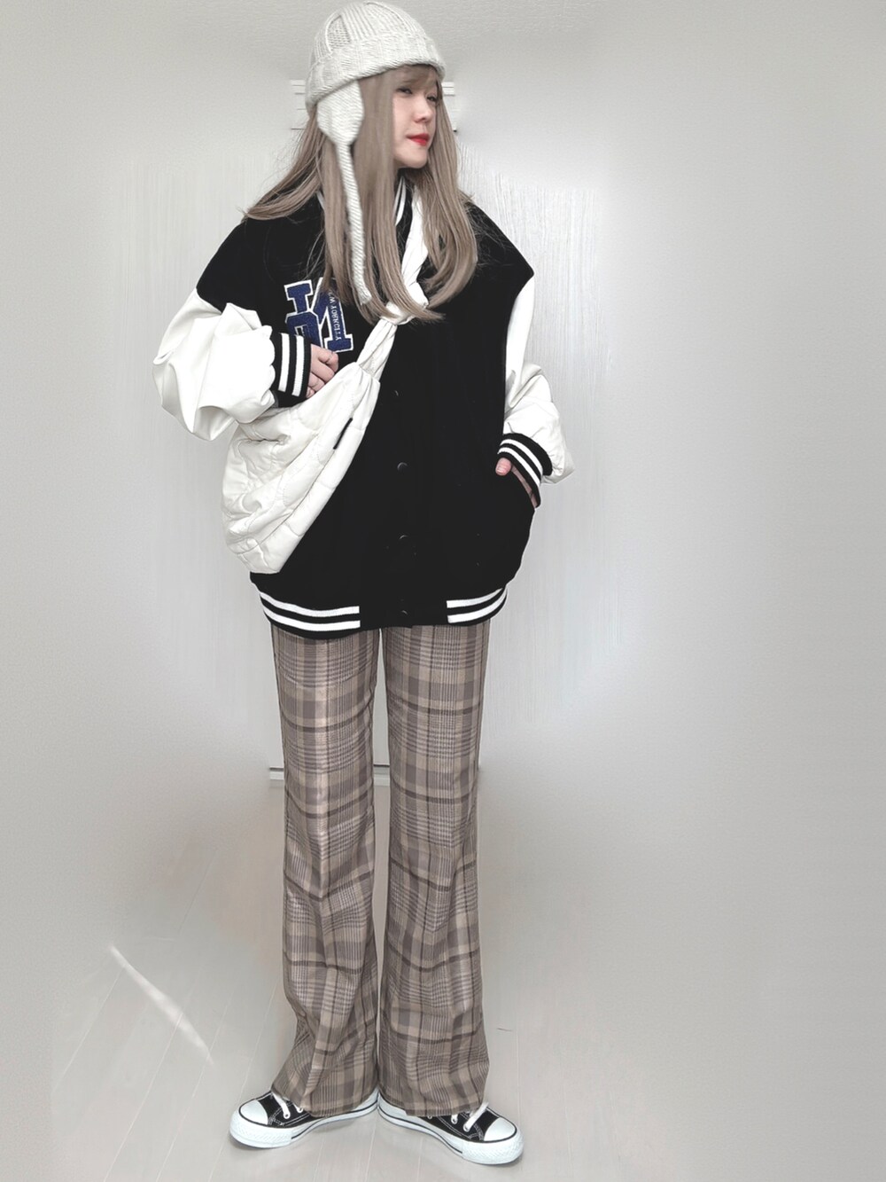 ブラック系のスタジャン、ホワイト系のショルダーバッグ、ベージュ系のその他パンツを着用したレディースの秋コーディネートの5枚目の写真