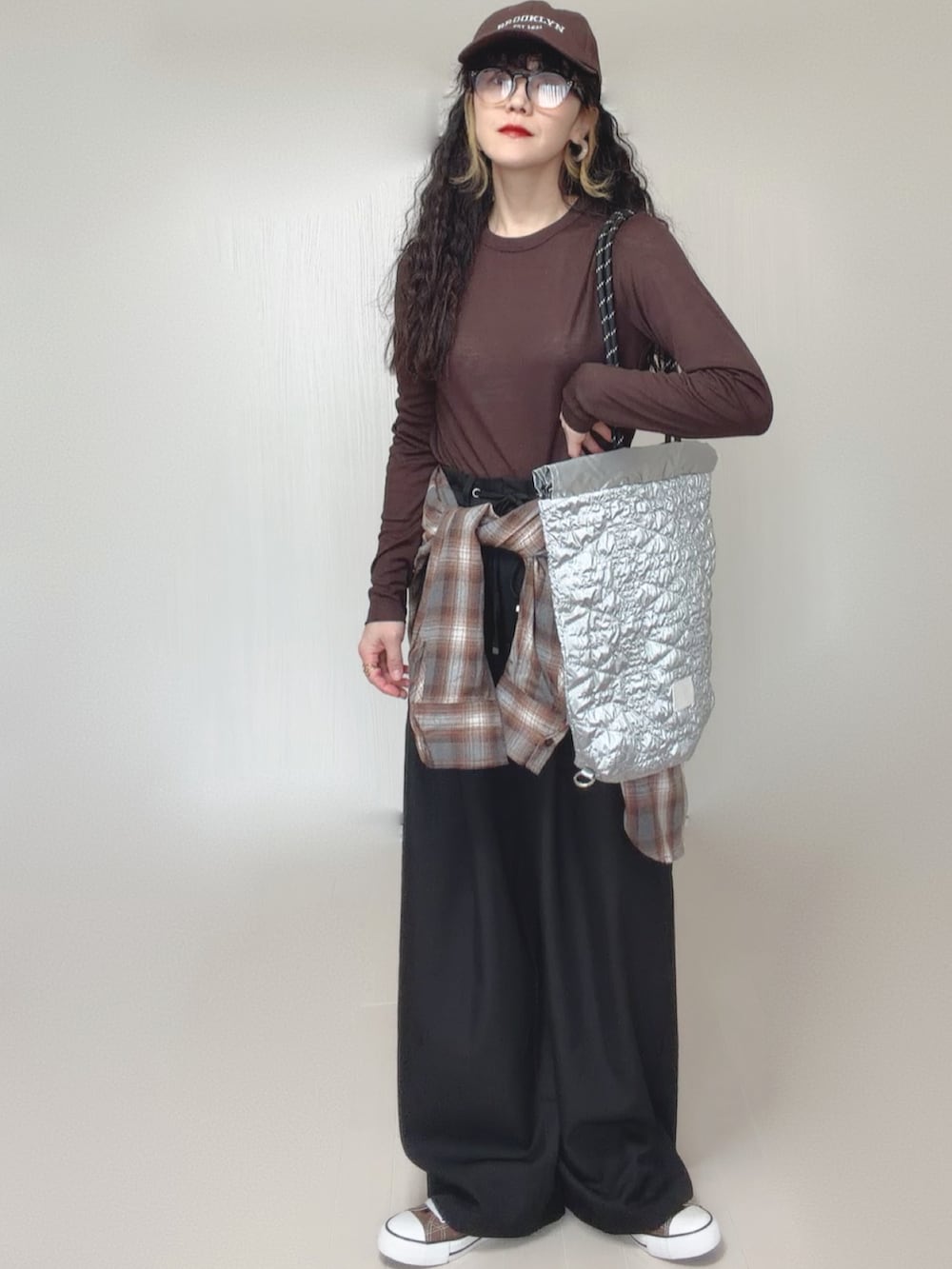 ブラウン系のシャツ/ブラウス、ブラック系のスラックス、シルバー系のトートバッグを着用したレディースの春コーディネートの4枚目の写真