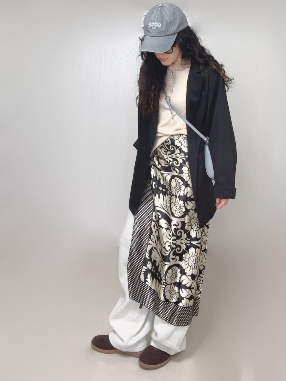 ブラック系のテーラードジャケット、ホワイト系のニット/セーター、その他のバンダナ/スカーフを着用したレディースの春コーディネートの3枚目の写真