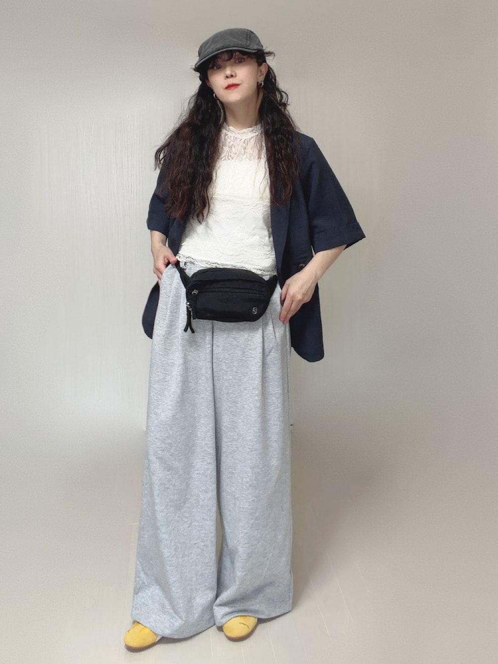 グレー系のスウェットパンツ、ブルー系のテーラードジャケット、ブラック系のボディバッグ/ウエストポーチを着用したレディースの夏コーディネートの2枚目の写真