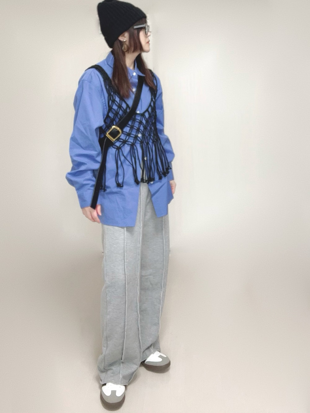 ブラック系のベスト、ブルー系のシャツ/ブラウス、グレー系のスウェットパンツを着用したレディースの春コーディネートの3枚目の写真
