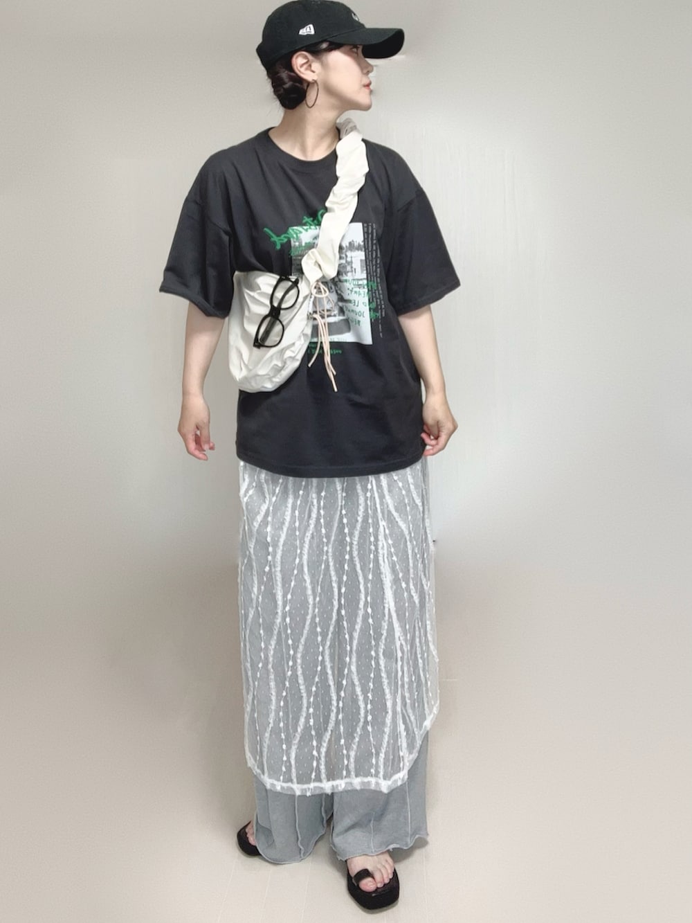 グレー系のTシャツ/カットソー、ブラック系のサンダル、グレー系のスウェットパンツを着用したレディースの夏コーディネートの3枚目の写真