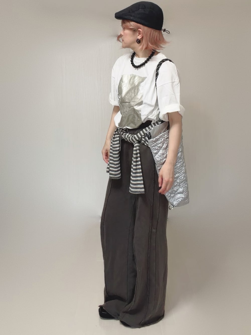 ホワイト系のTシャツ/カットソー、グレー系のカーディガン/ボレロ、ブラック系のスウェットパンツを着用したレディースの春コーディネートの3枚目の写真