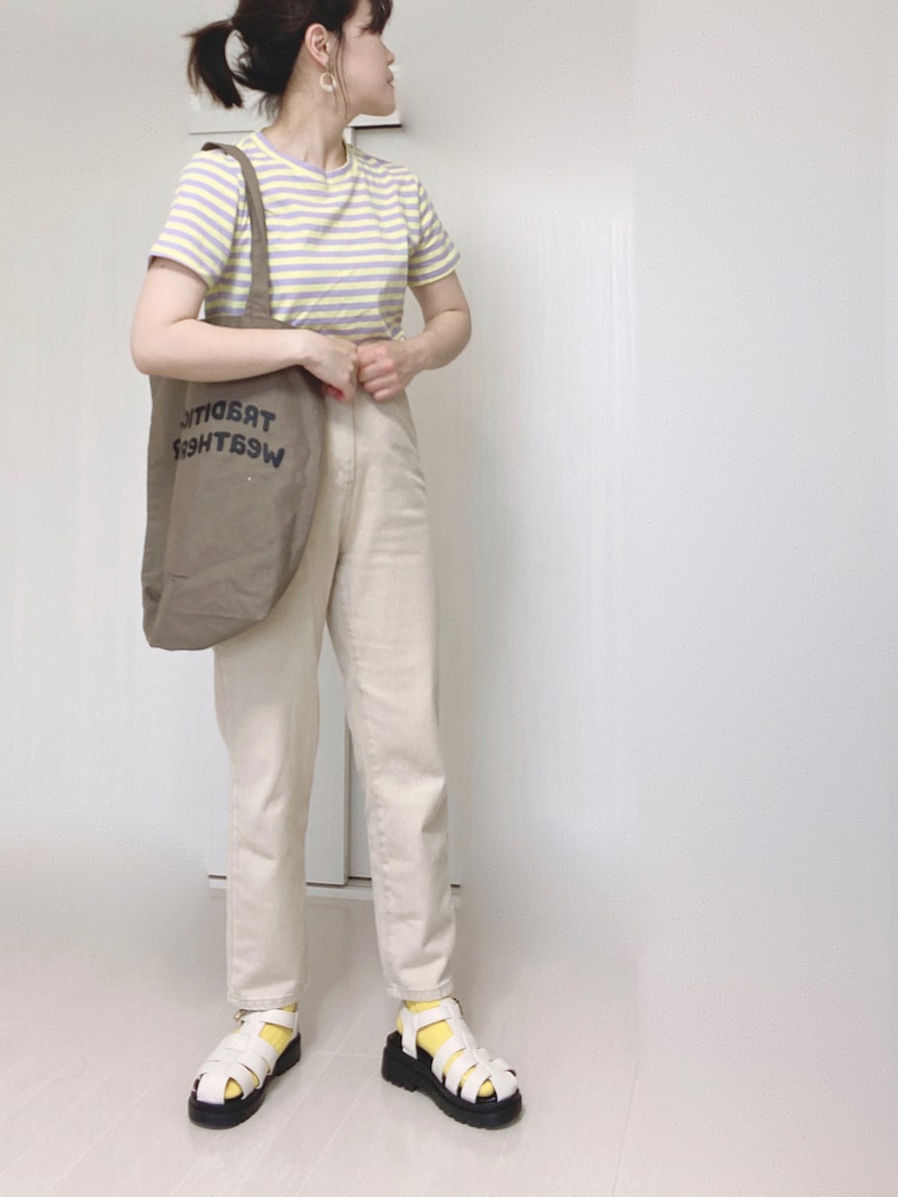 ベージュ系のその他パンツ、ブラウン系のトートバッグを着用したレディースの夏コーディネートの5枚目の写真