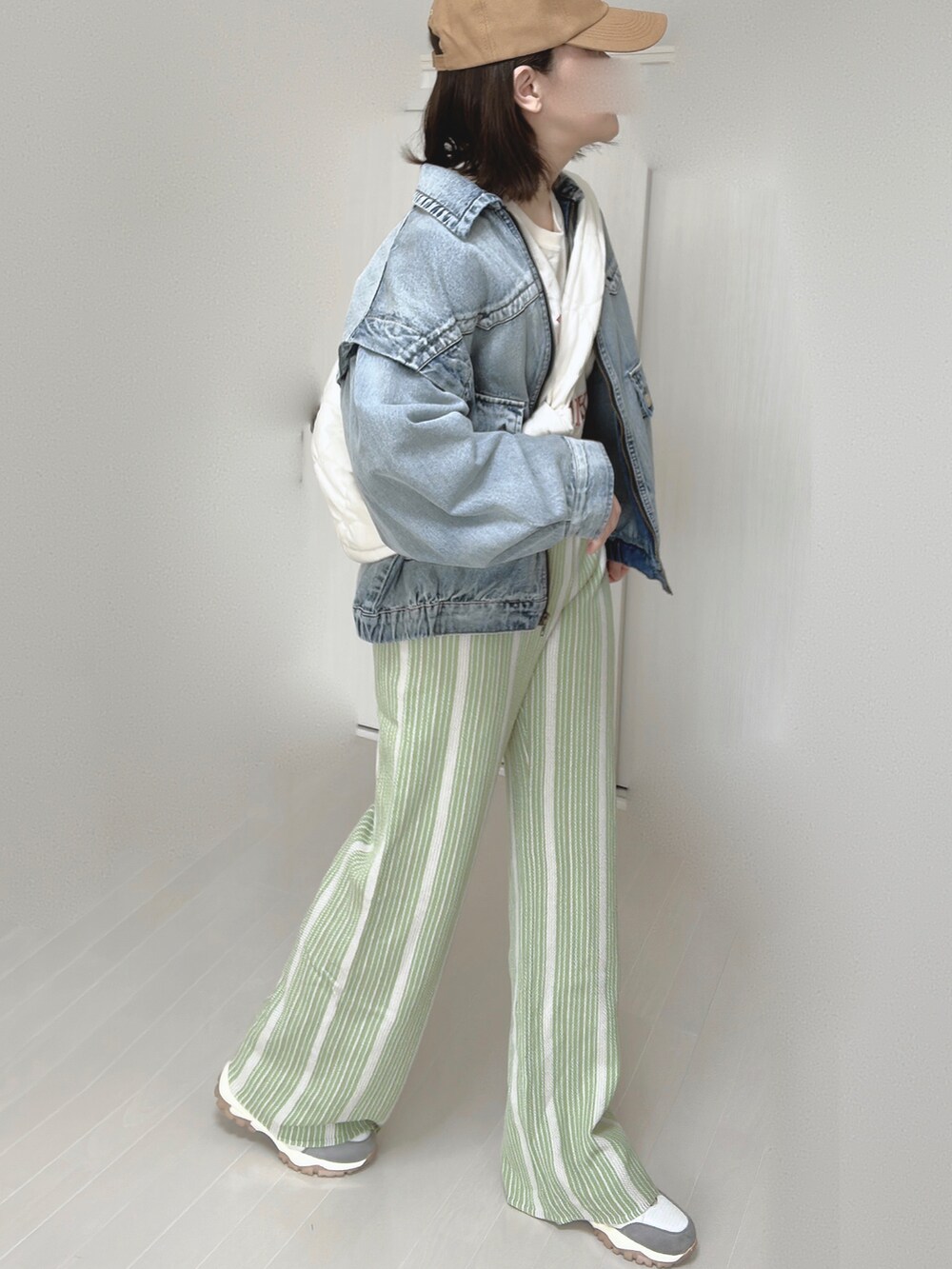 ブルー系のブルゾン、ホワイト系のショルダーバッグ、グリーン系のその他パンツを着用したレディースの春コーディネートの5枚目の写真