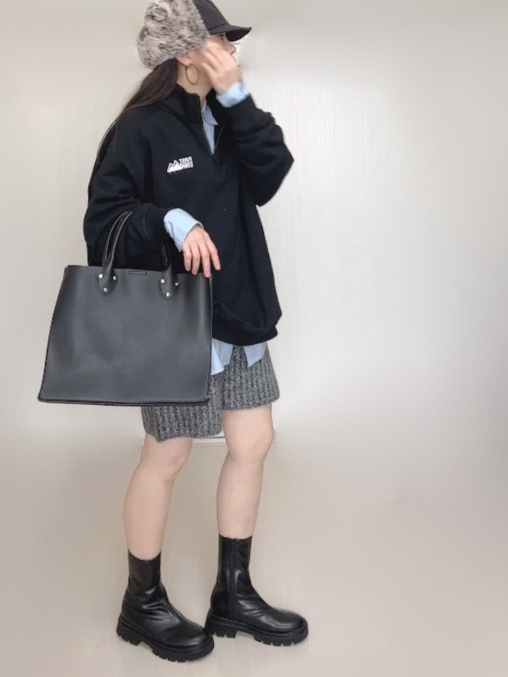 ブラック系のトートバッグ、ブラック系のブーツ、ブラック系のスウェットを着用したレディースの秋コーディネートの3枚目の写真