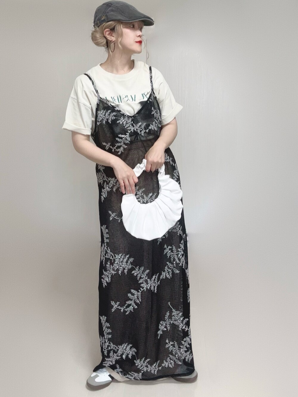 ベージュ系のスラックス、ブラック系のワンピース、ホワイト系のTシャツ/カットソーを着用したレディースの夏コーディネートの5枚目の写真