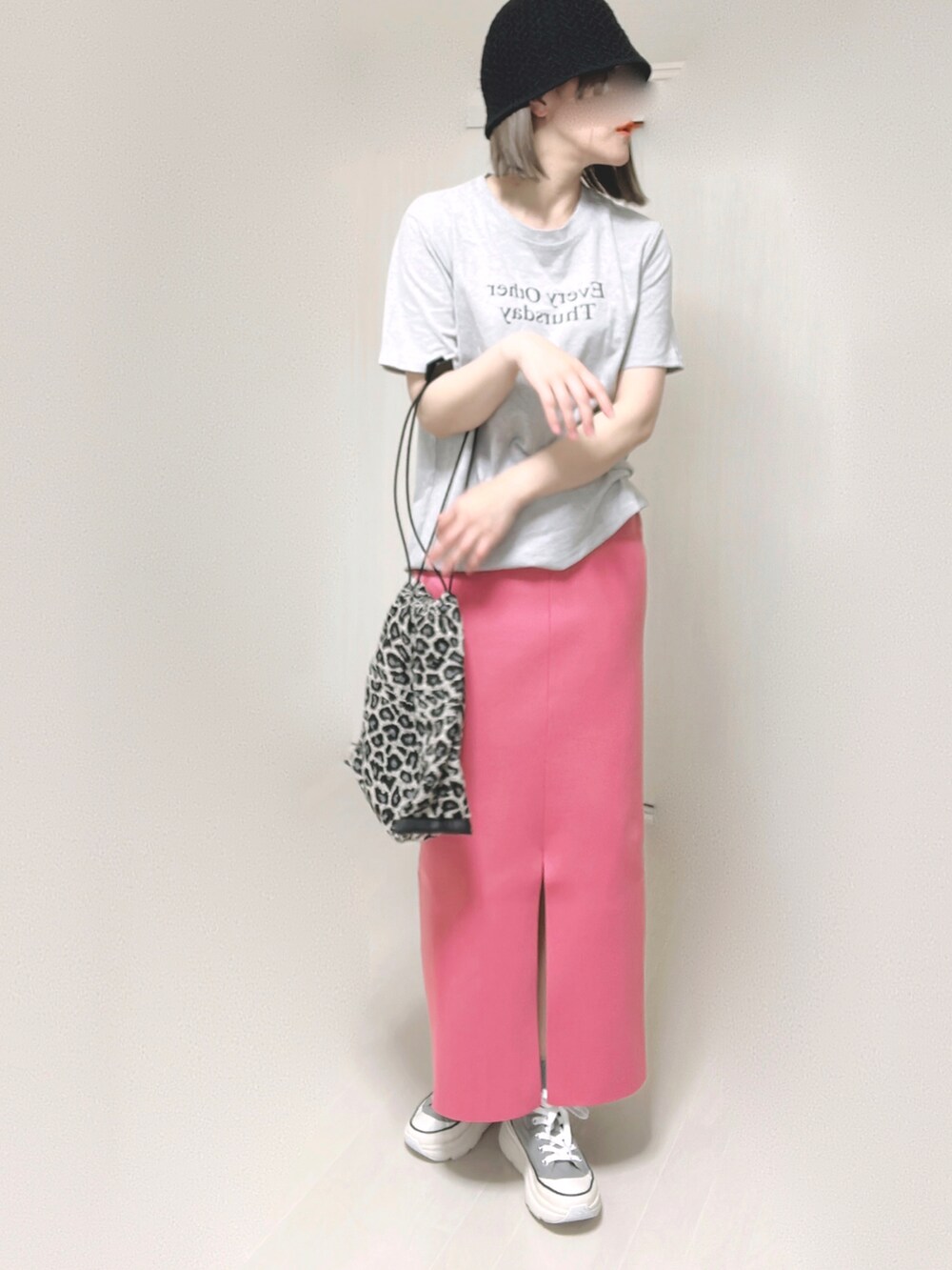 ピンク系のスカート、その他のエコバッグ/サブバッグ、グレー系のスニーカーを着用したレディースの夏コーディネートの4枚目の写真