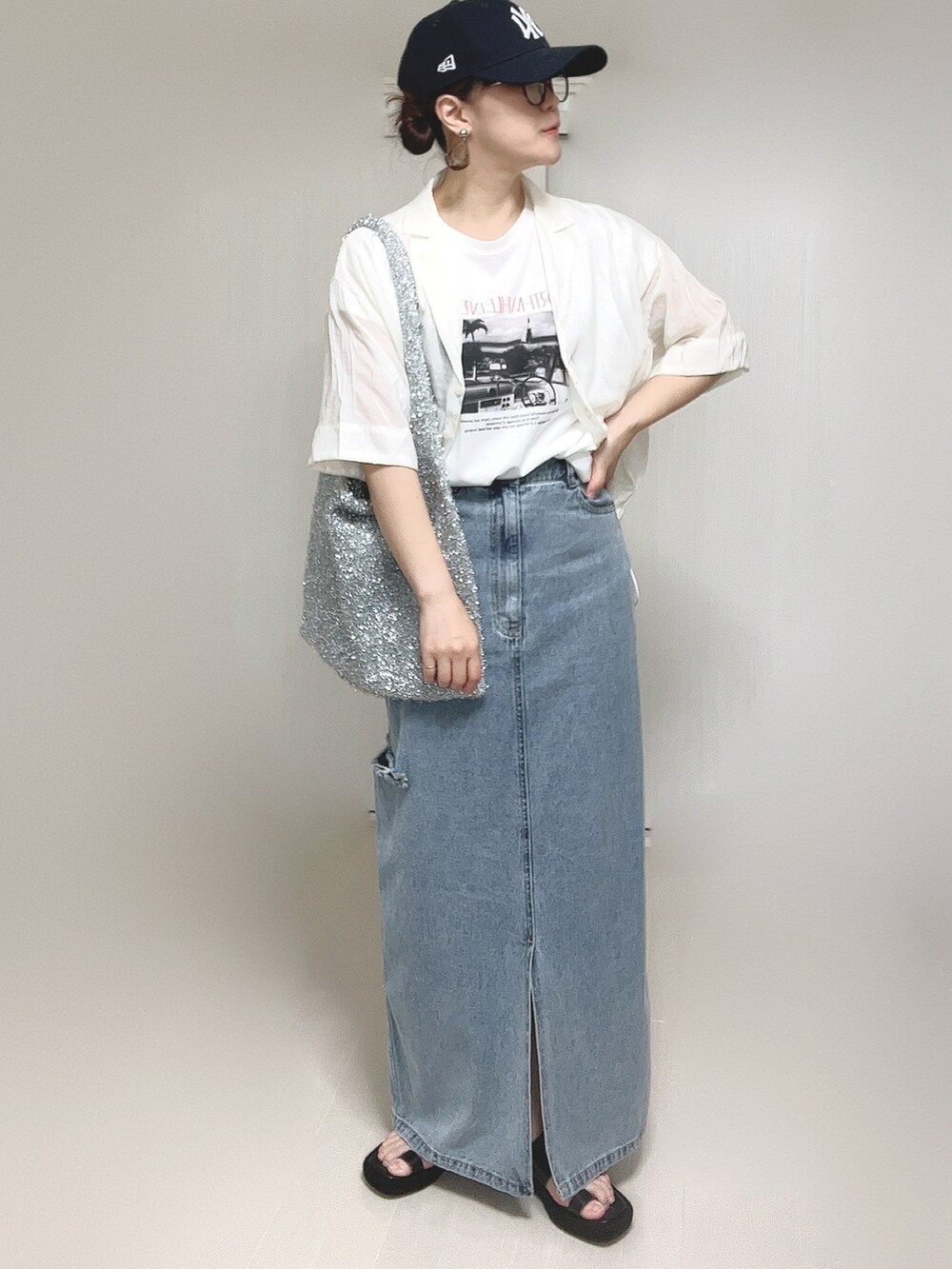 ホワイト系のシャツ/ブラウス、ブラック系のサンダルを着用したレディースの夏コーディネートの3枚目の写真